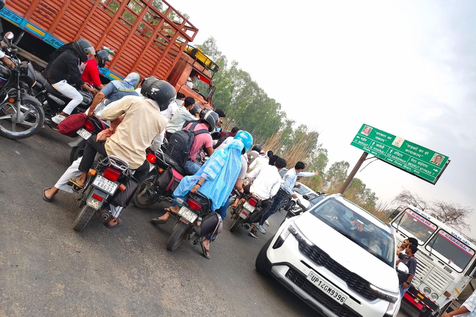 Jam on Poothkhas bridge of Meerut-Baraut road, pedestrians stranded for hours