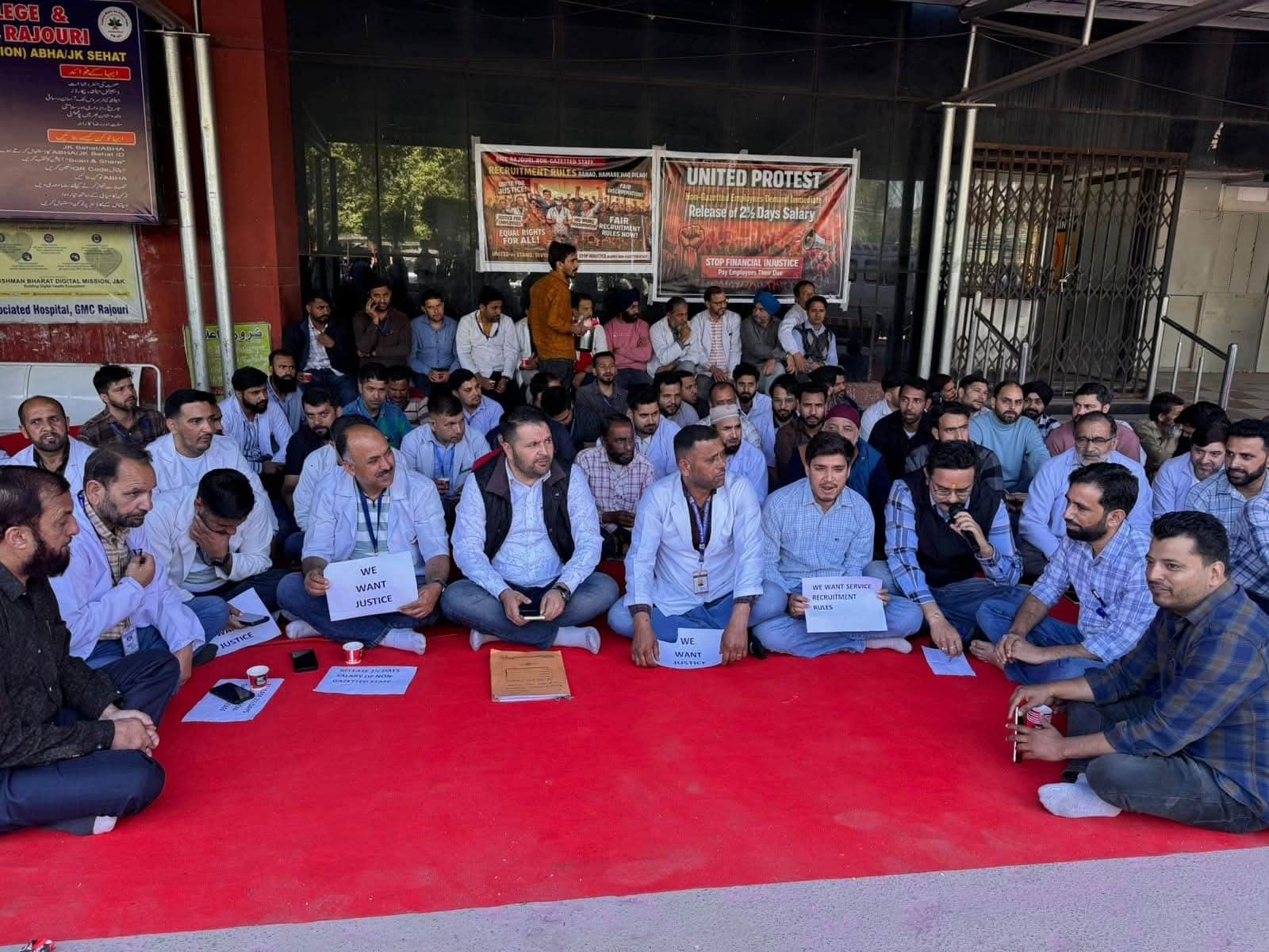 राजोरी में प्रदर्शन करते स्वास्थ्य कर्मी।