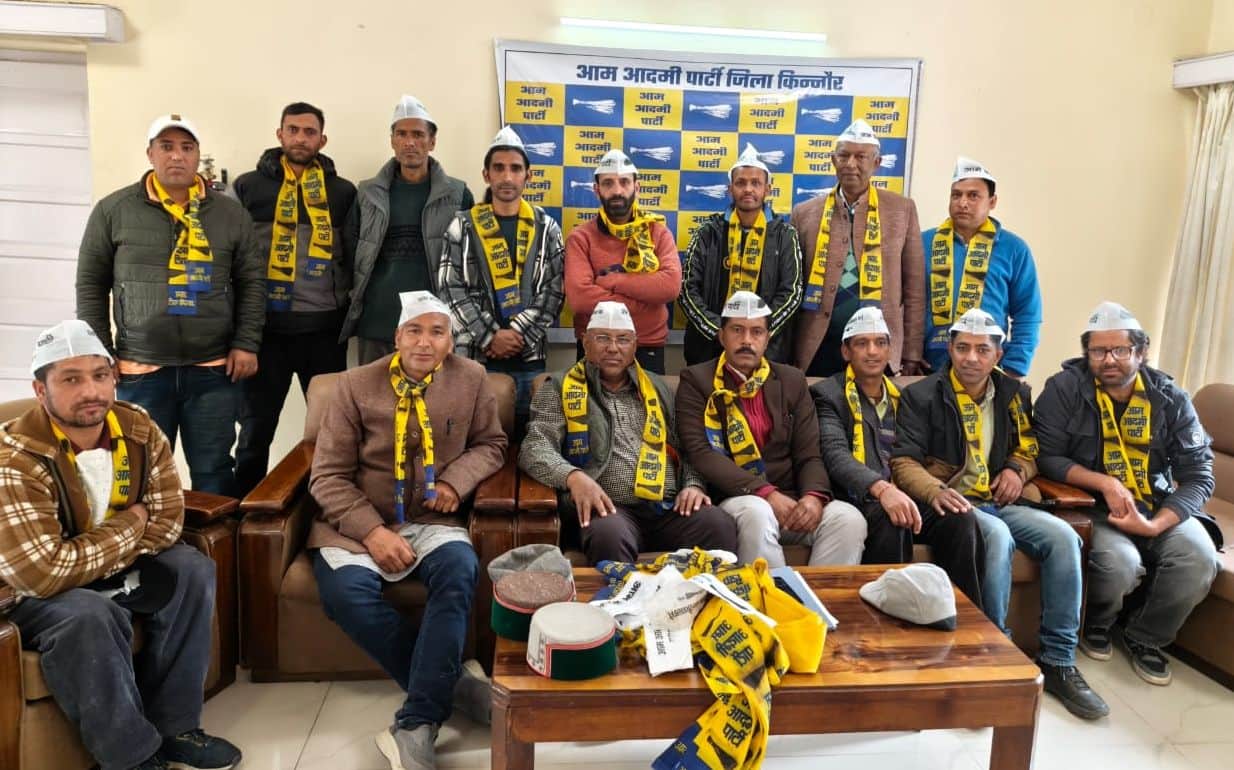 रिकांगपिओ में आम आदमी पार्टी की बैठक में मौजूद पदाधिकारी और सदस्य। स्रोत : पार्टी