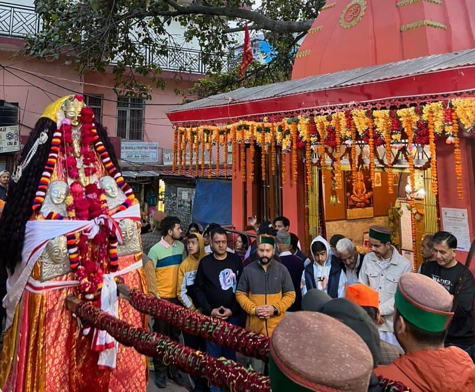 रामपुर के संकट मोचन महावीर मंदिर में अखंड रामायण पाठ के समापन पर देवता जाख रचोली को विदाई देते 