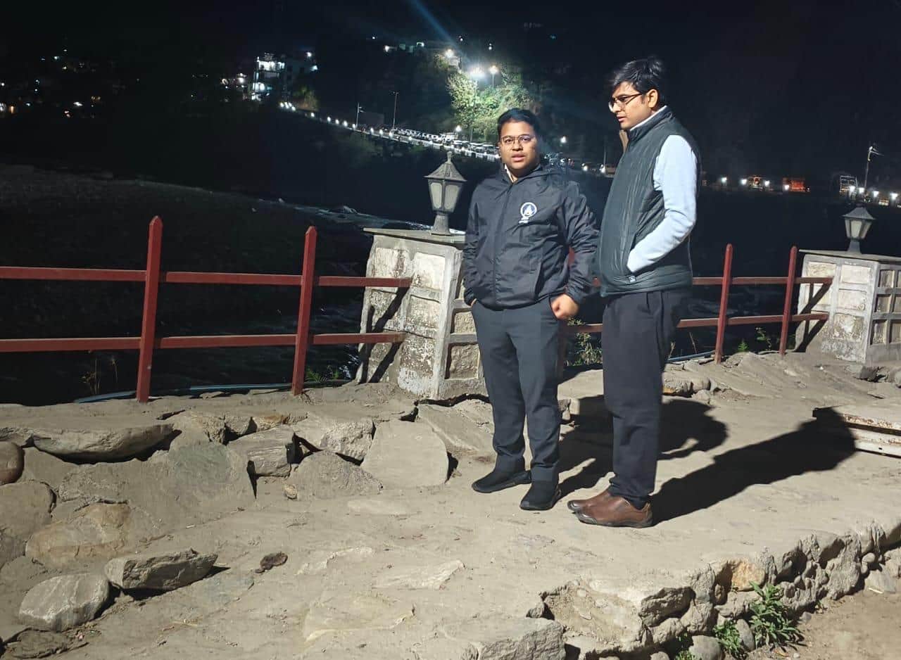 रुद्रप्रयाग के अगस्त्यमुनि में रात्रि में निरीक्षण करते जिलाधिकारी - सूचना