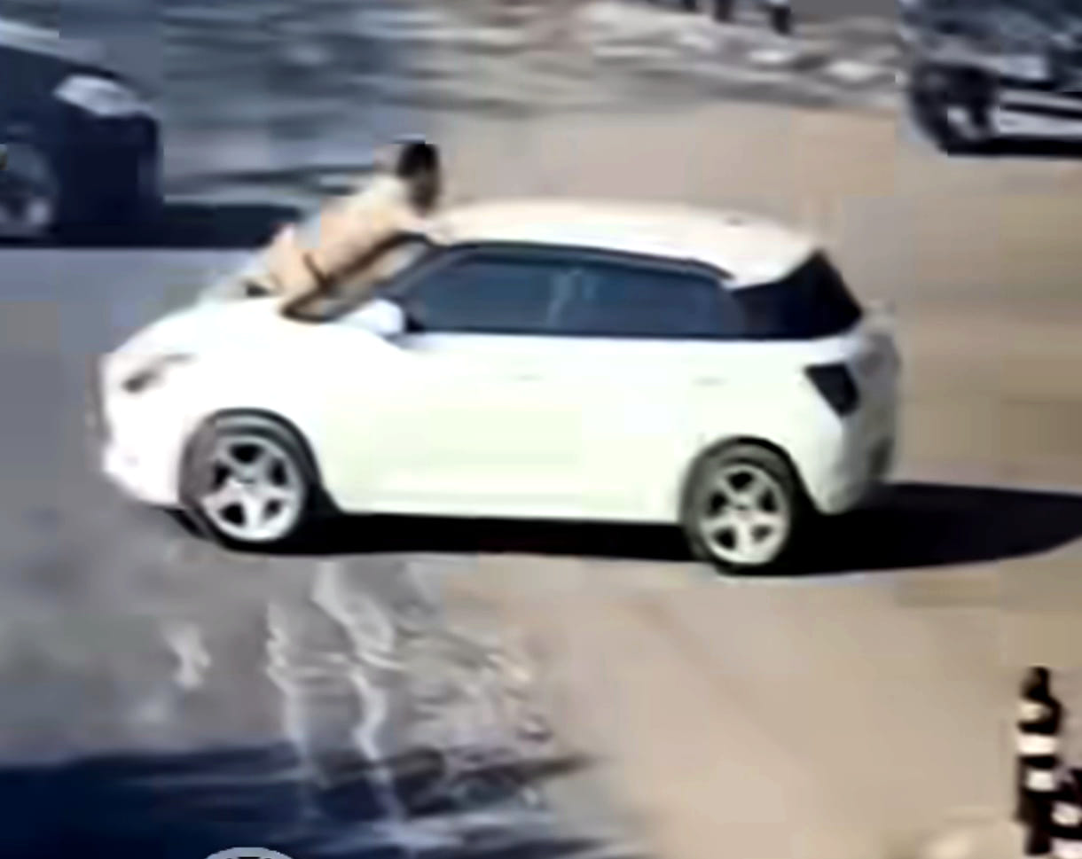 Policeman struggles for life for 10 seconds in a speeding car