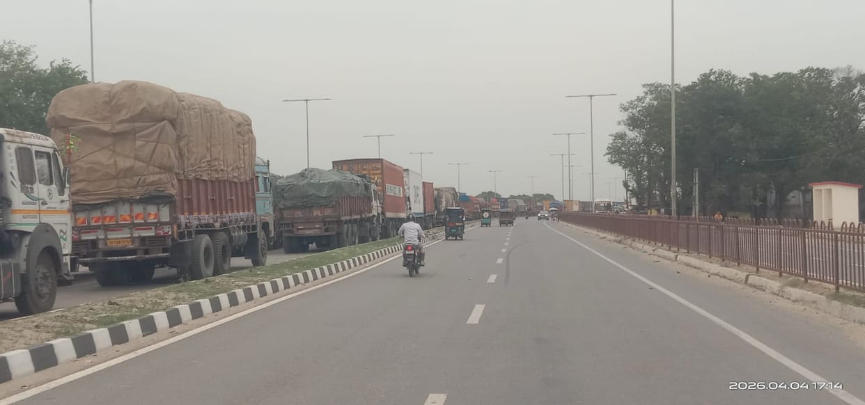Trouble... eight km long jam at the border