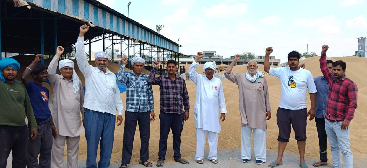 Kisan Sabha protested against crop procurement rules in Sampla Mandi.