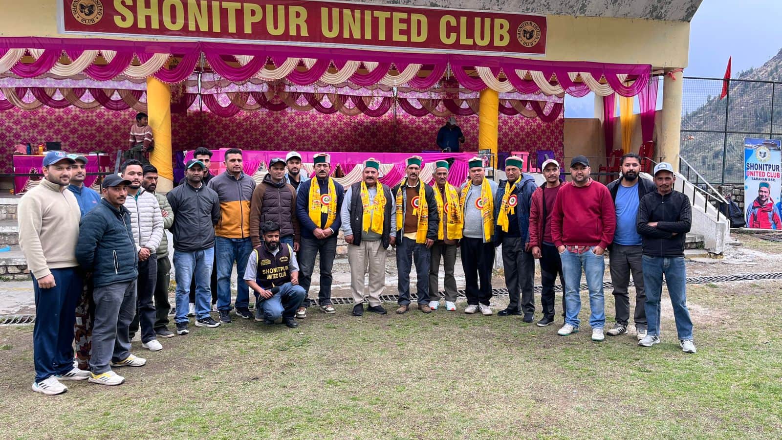 सराहन के नलाटी स्टेडियम में शहीद रोहित धंगल मेमोरियल क्रिकेट प्रतियोगिता का शुभारंभ करते मुख्या