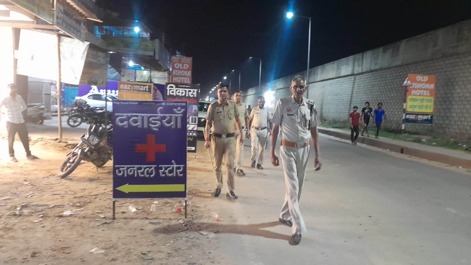 सुरक्षा व्यवस्था का जायजा लेने के लिए गश्त करती पुलिस की टीम। स्रोत : पुलिस