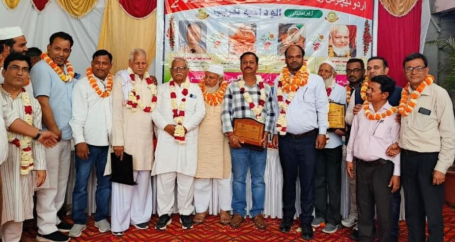 Retired teachers were given farewell at the ceremony.