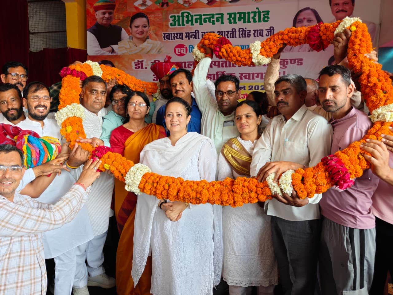 स्वास्थ्य मंत्री आरती सिंह राव का स्वागत करते लोग। संवाद