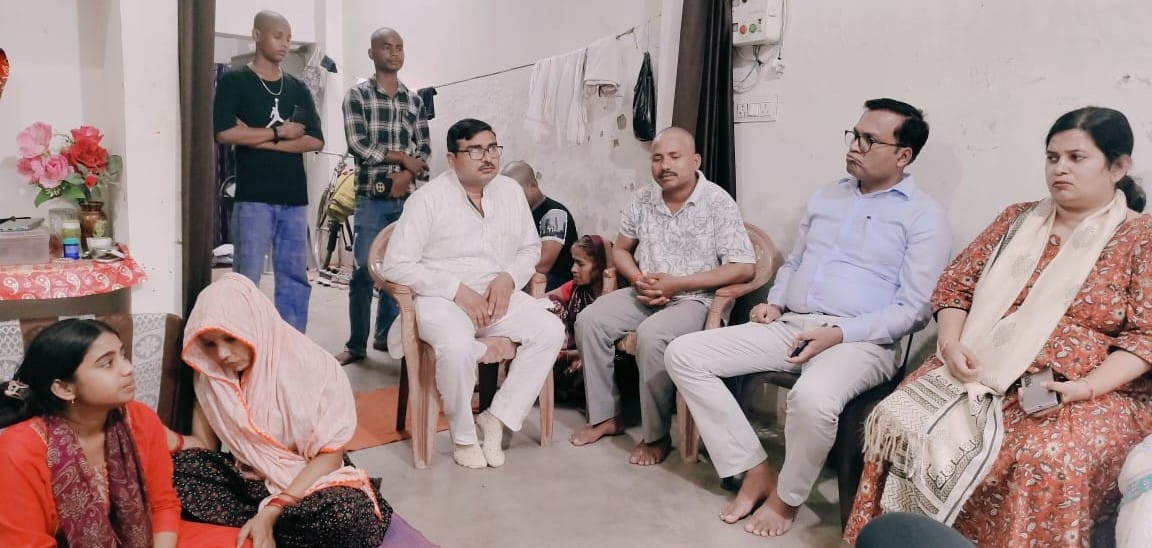 DM and CDO Meet Family of Anganwadi Worker Preeti