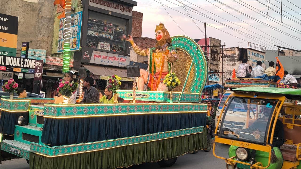 शहर के जीटी रोड से होकर निकलती शोभायात्रा। संवाद