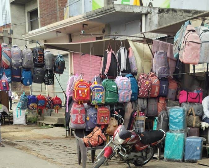 शहर में दुकान के बाहर टंगे बैग। संवाद