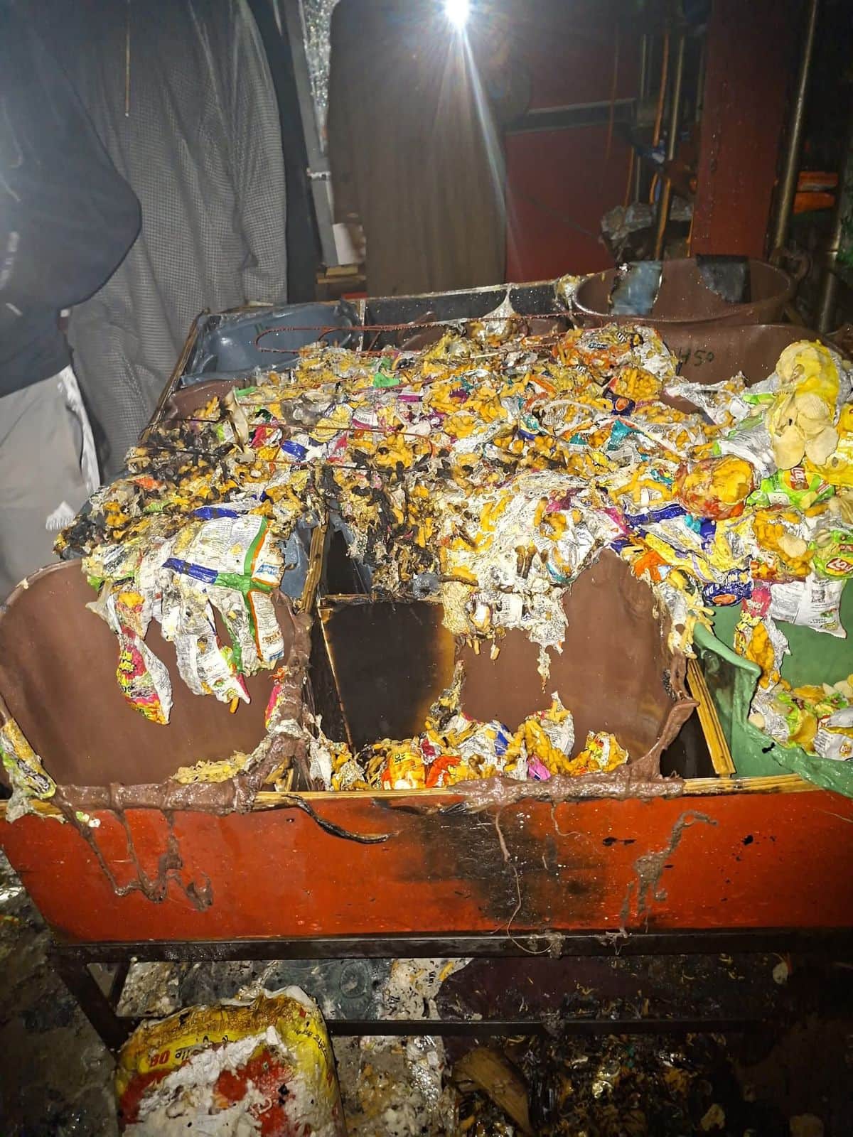 शोपियां की दुकान में फटा सिलिंडर। संवाद