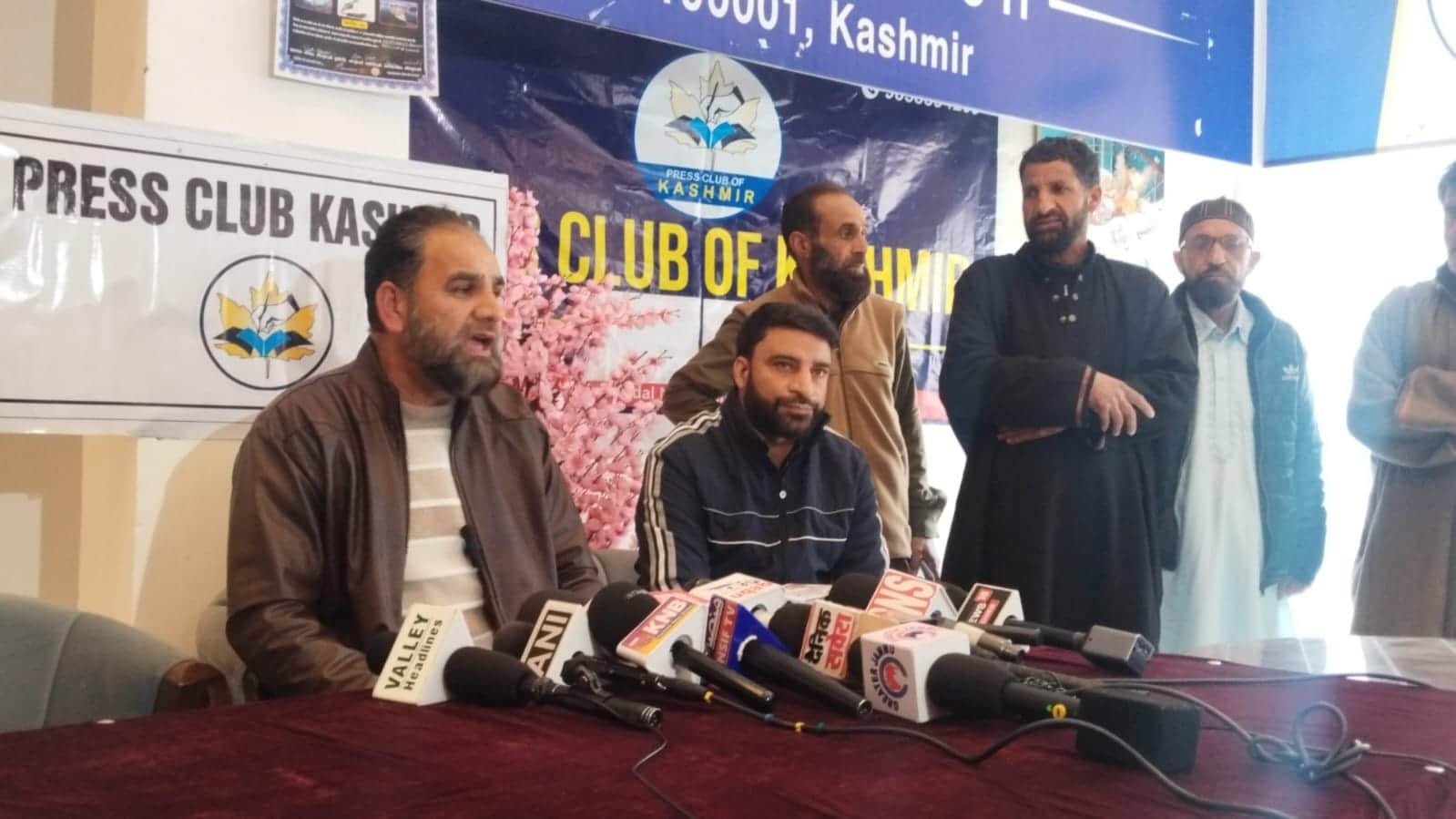 श्रीनगर के प्रेस क्लब में आयोजित बैठक के दौरान डेली वेजर्स संघर्ष समिति के सदस्य। अमर उजाला