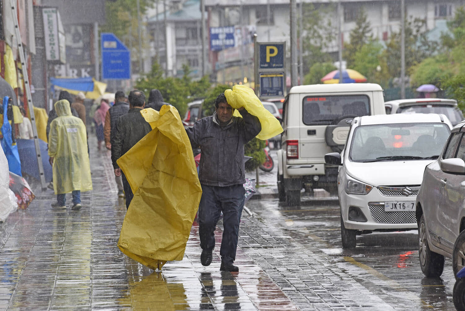 श्रीनगर में बारिश के दौरान लोग। संवाद