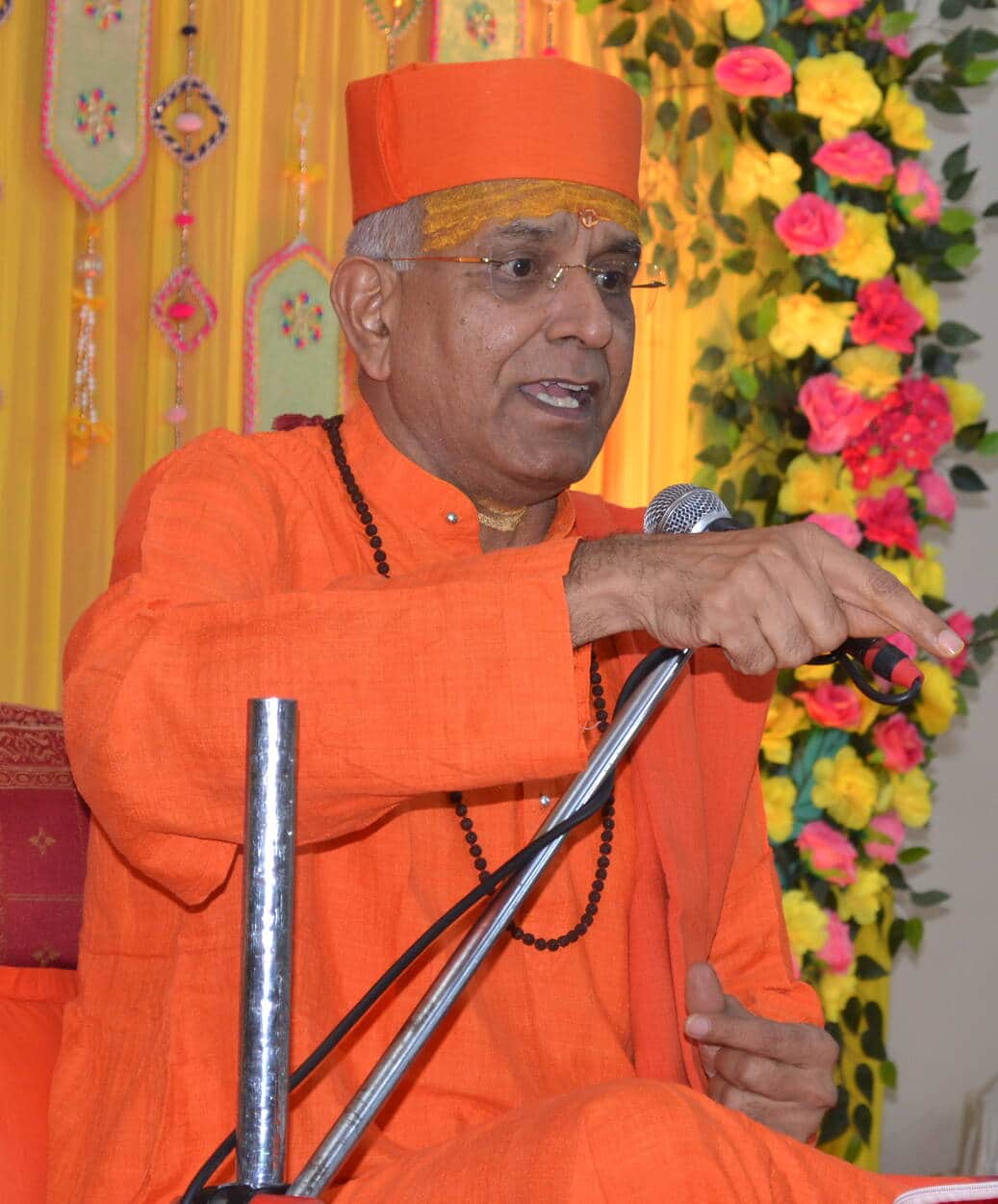 श्रीराम मंदिर सेक्टर आठ में चल रही श्री रामचरितमानस कथा में प्रवचन करते स्वामी मैथिलीशरण महारा