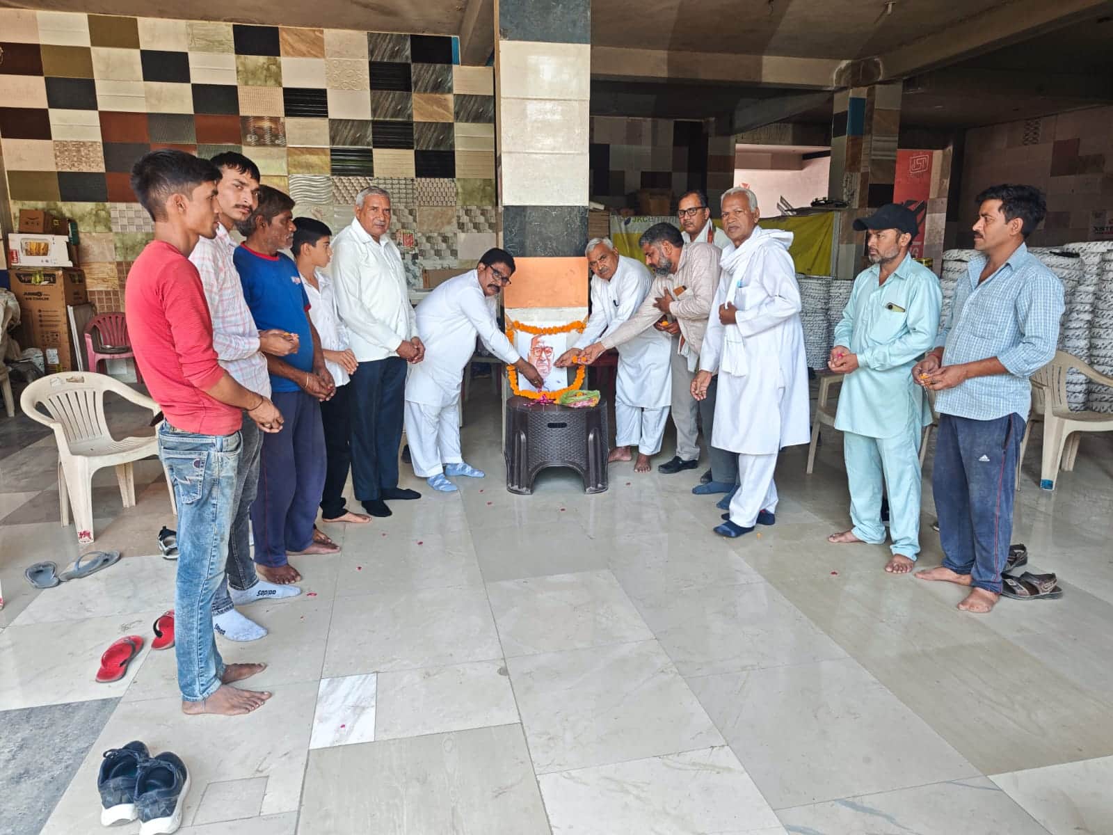 श्रद्धांजलि देते रमेश ठेकेदार व अन्य। स्रोत : प्रवक्ता