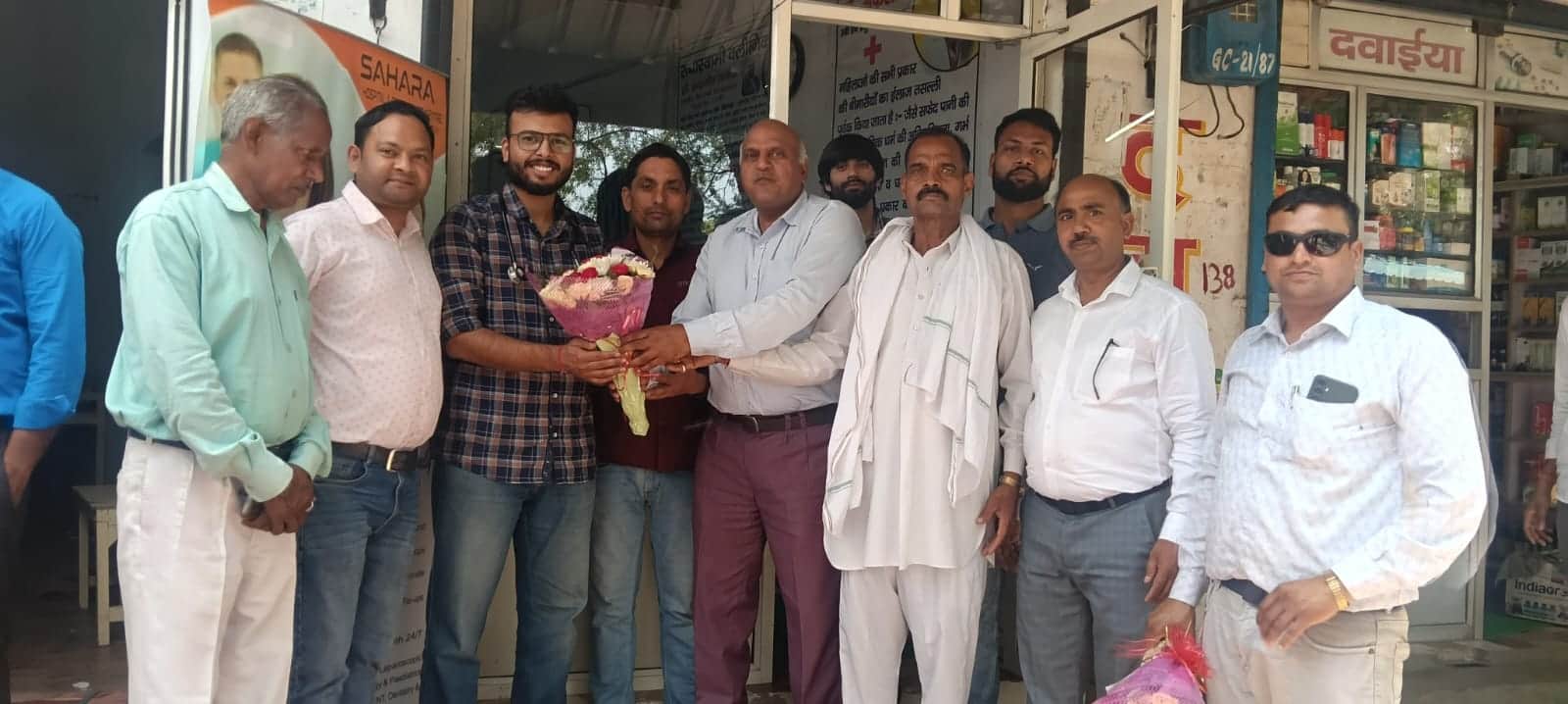 शिविर के दौरान एकजुट हुए लोग। संवाद