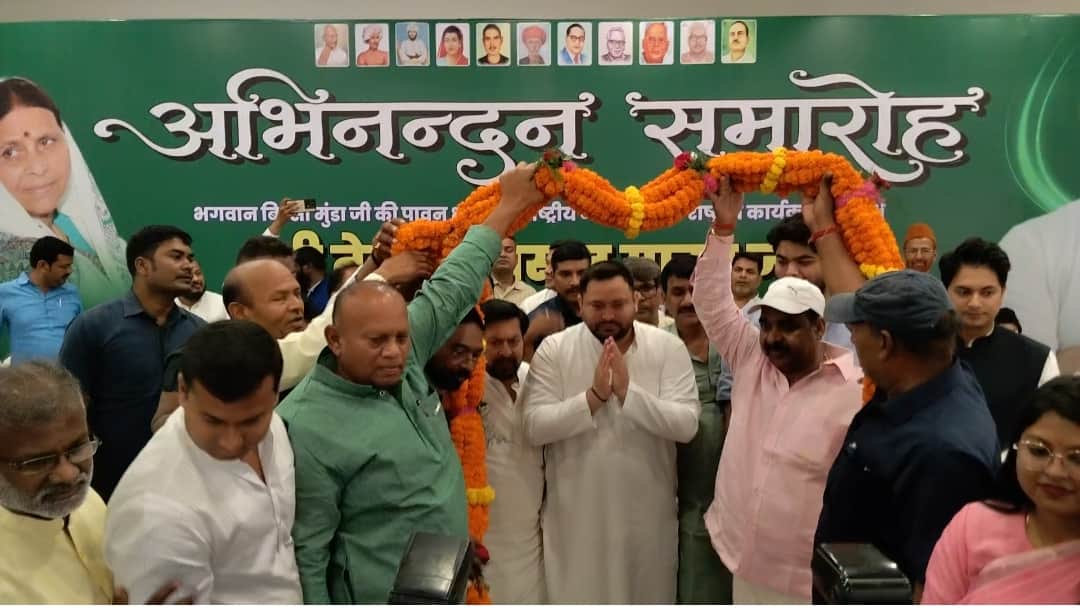 तेजस्वी यादव का राजद कार्यकर्ताओं के द्वारा माला पहनाते हुए कार्यकर्ता