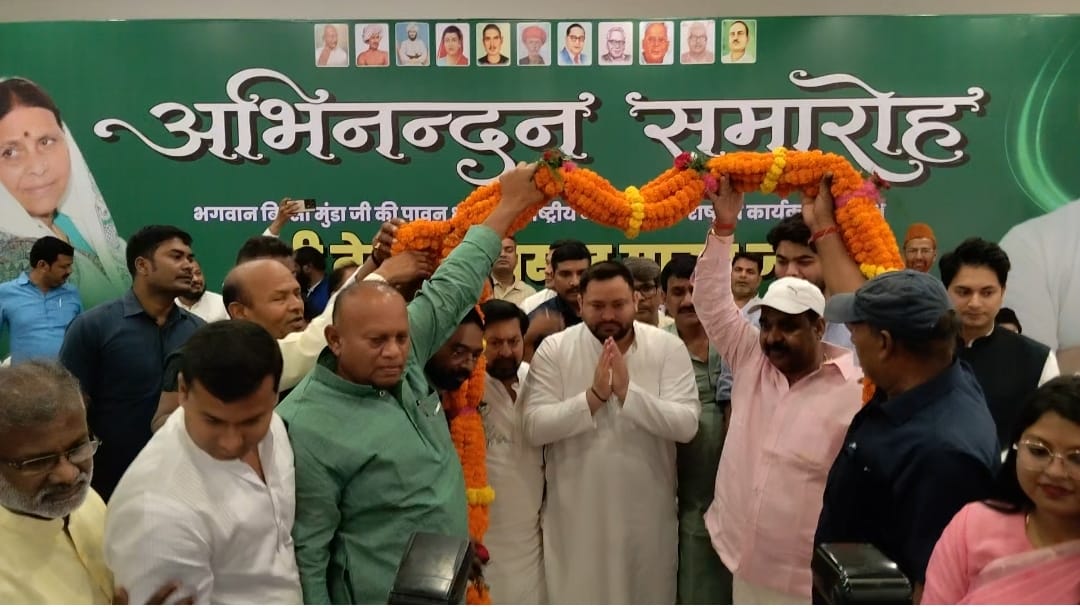तेजस्वी यादव का राजद कार्यकर्ताओं के द्वारा माला पहनाते हुए कार्यकर्ता