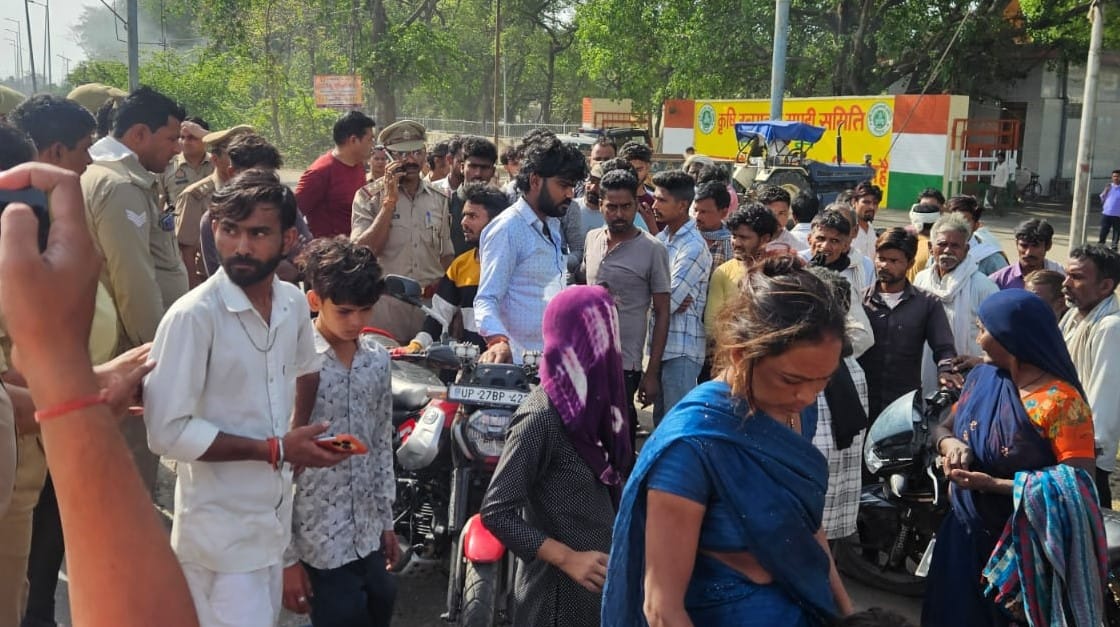 Family members create a ruckus, blocking the market gate to demand the arrest of a tractor driver.