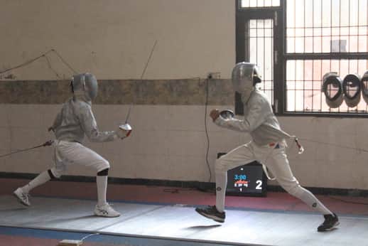 तलवारबाजी प्रतियोगिता में हिस्सा लेते खिलाड़ी। संवाद