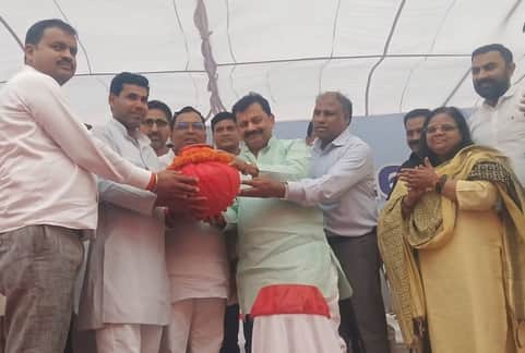 तुर्कपट्टी के बरवा कला में जल जीवन मिशन के तहत वाटर टैंक का उद्घाटन सांसद विजय दुबे।स्रोत-सोशल 