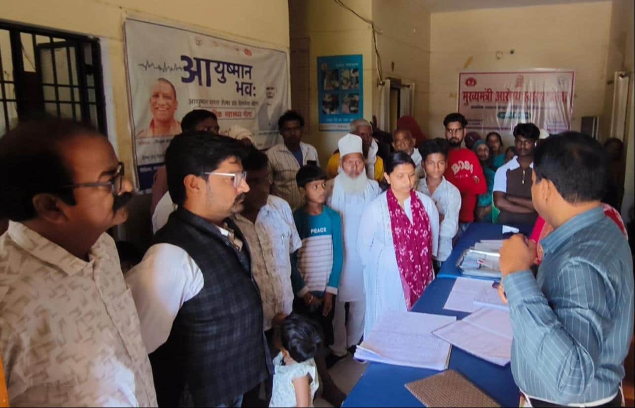 टिटिहरिया पीएचसी का निरीक्षण करते सीएमओ।-