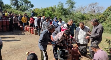 Crowds gathered at the warehouse for gas cylinders, causing a traffic jam in Cheelgadi.