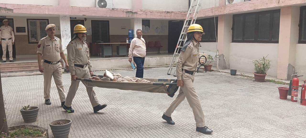 : उपायुक्त कार्यालय में मॉक ड्रिल करते कर्मचारी। स्रोत : जनसंपर्क विभाग