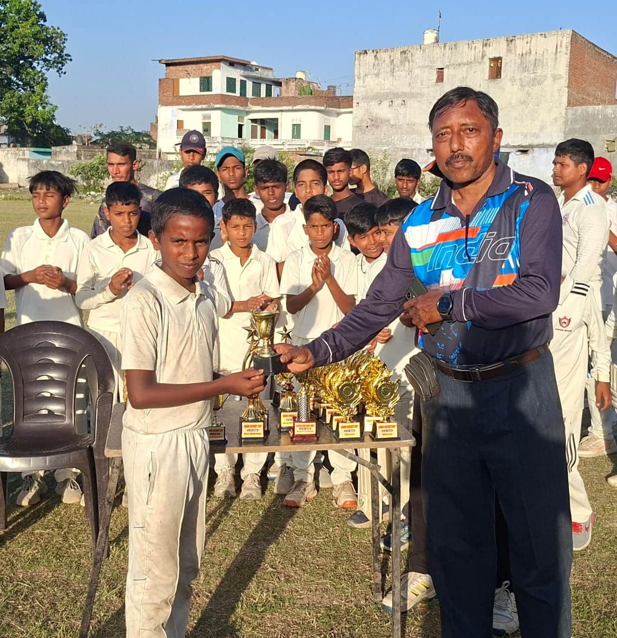 विजेता टीम खिलाड़ियों को पुरस्कार देते अतिथि, स्रोत आयोजक
