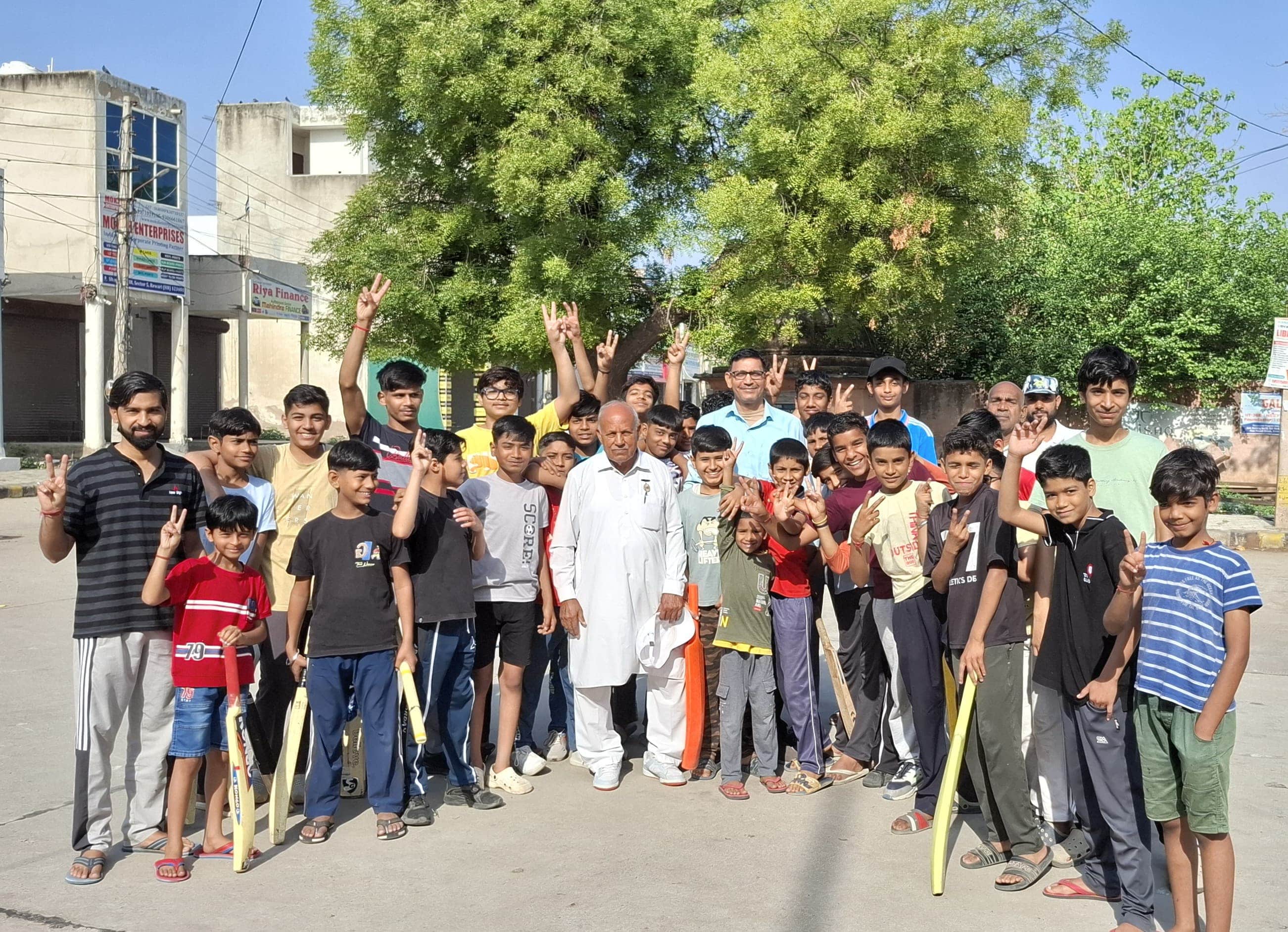 युवा अपनी समस्या बताते। स्रोत : संस्था