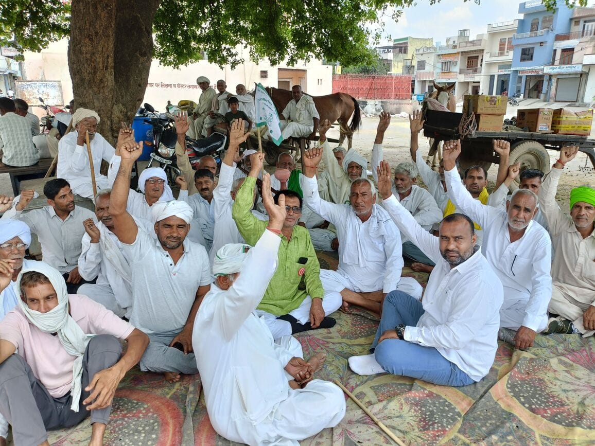The strike of commission agents had no effect, 300 gate passes were cancelled.