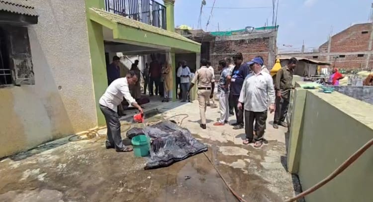 राजनांदगांव: पुलिस आरक्षक के घर में अचानक लगी भीषण आग, सारा सामान जलकर हुआ खाक
