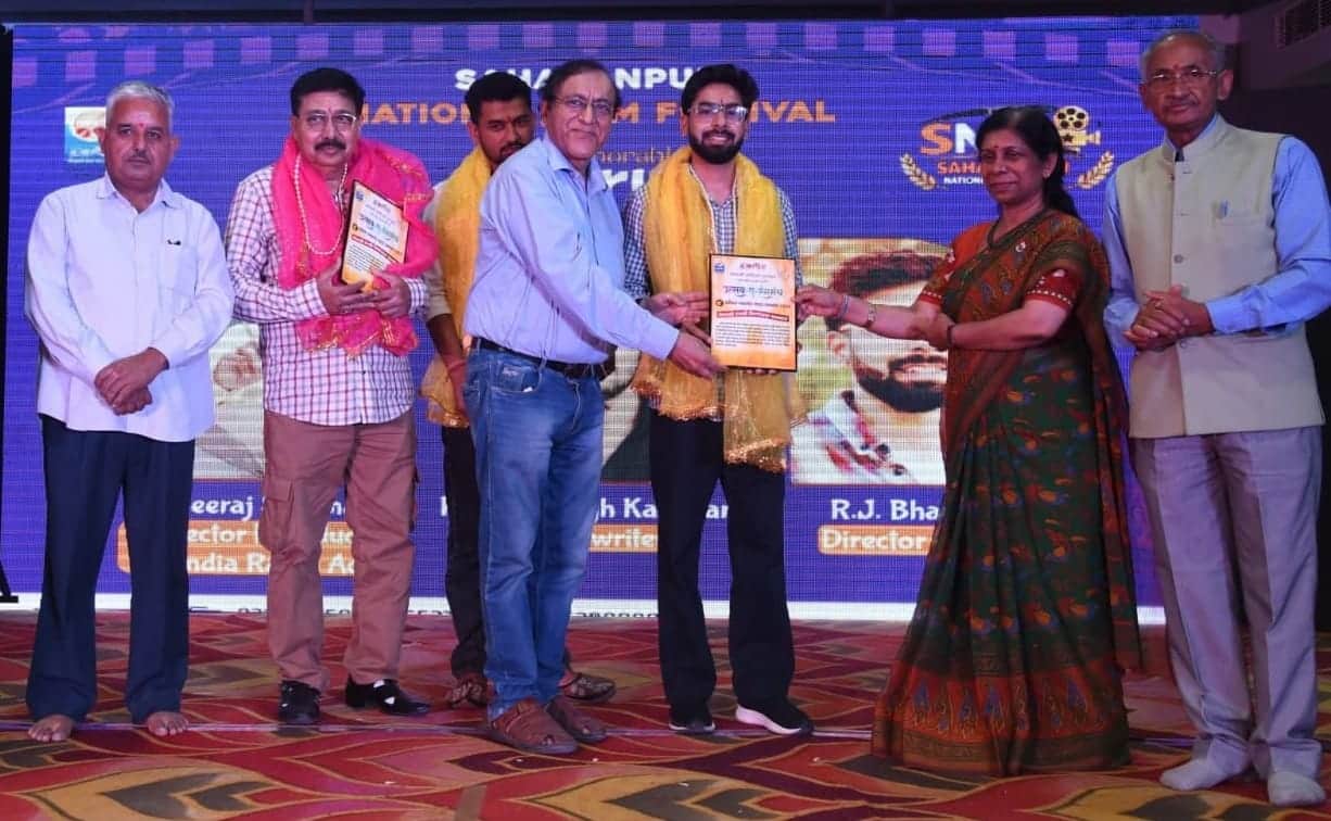 आर.जे. भारद्वाज को सम्मानित करती मां शाकंभरी यूनिवर्सिटी, सहारनपुर की वाइस चांसलर विमला। स्रोत: