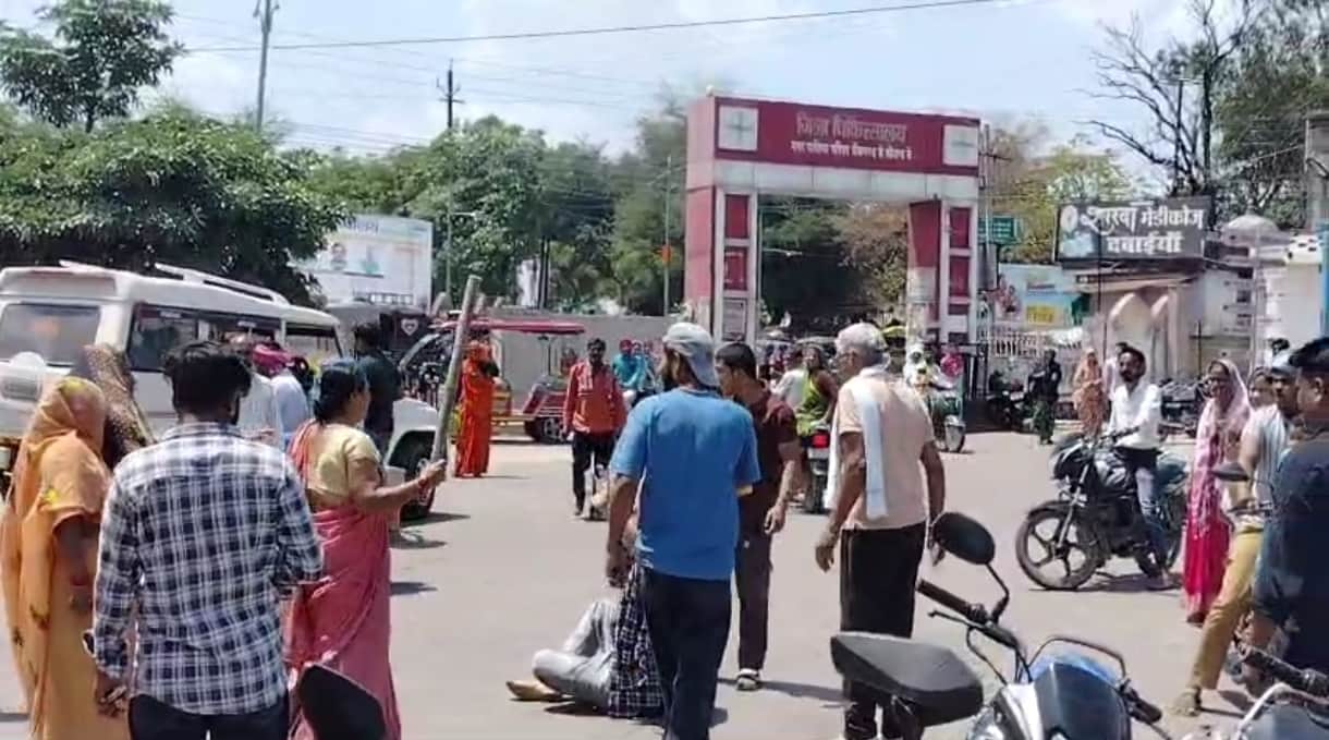 आरोपी की पिटाई करती महिलाएं