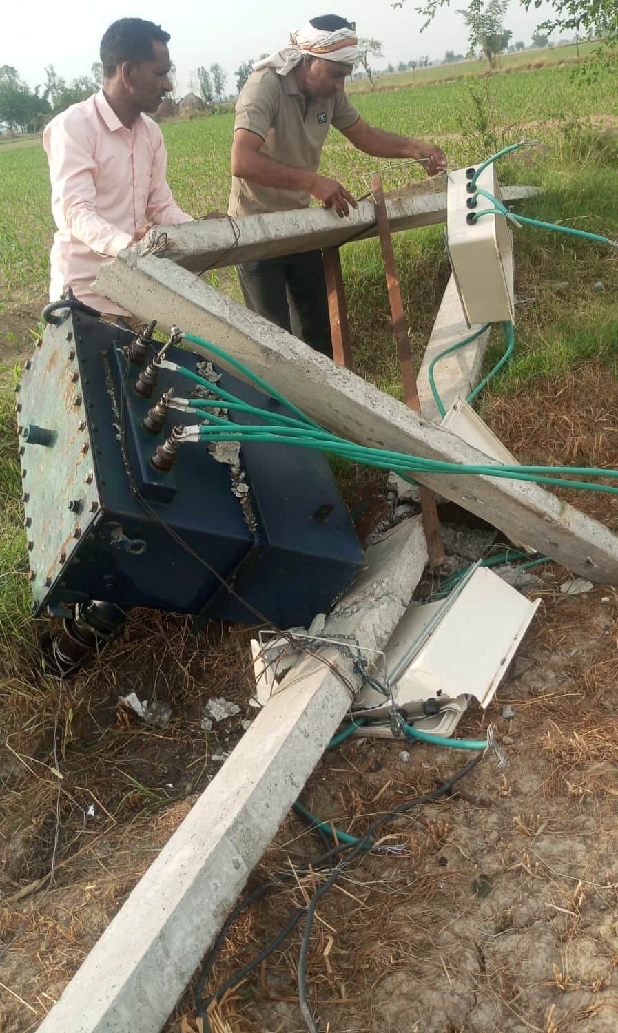 आंधी में गिरा ट्रांसफार्मर। स्त्रोत निगम