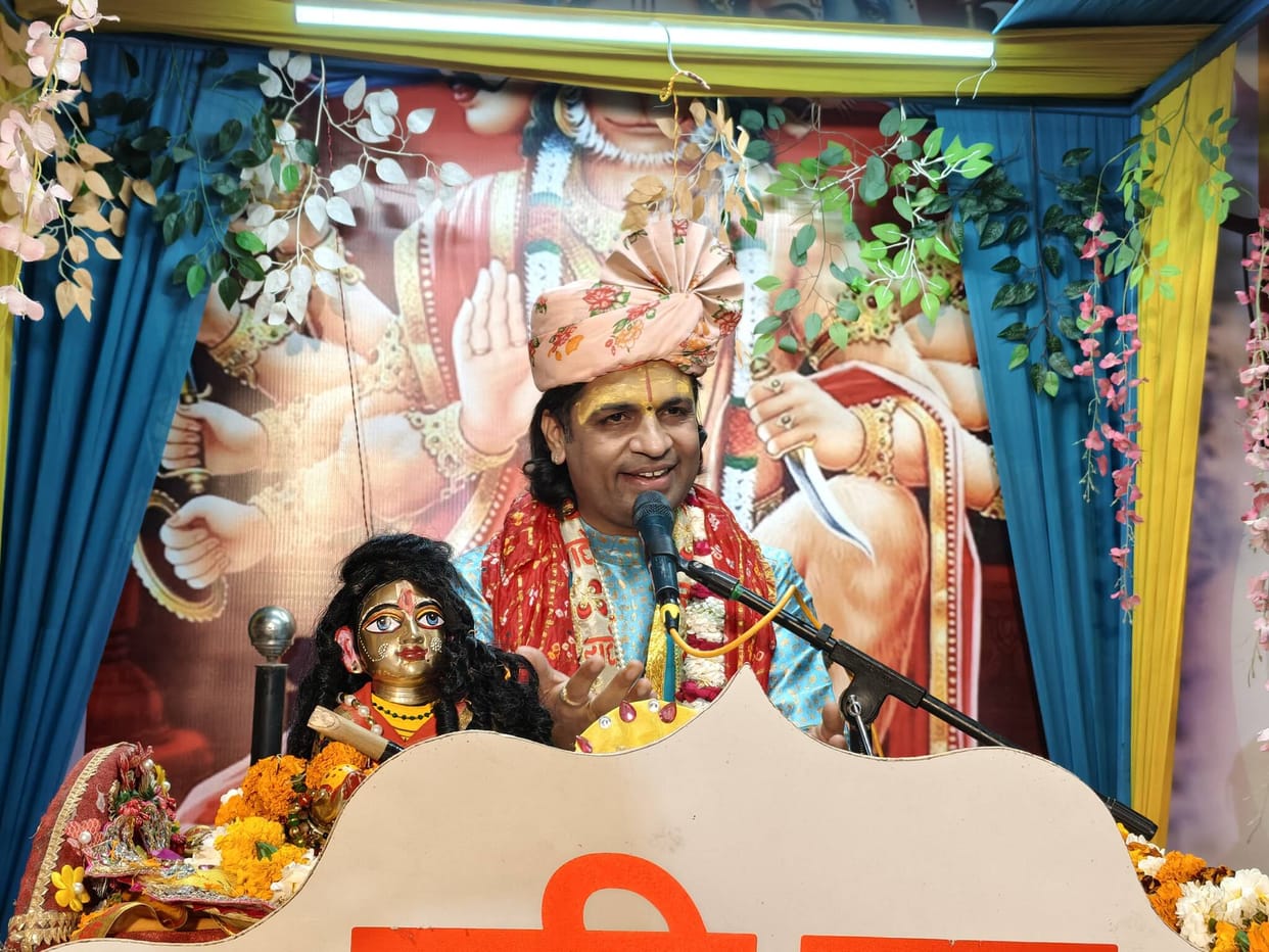 A grand Kalash Yatra was held in Dayal Bagh, with chants of Shri Krishna's praises.