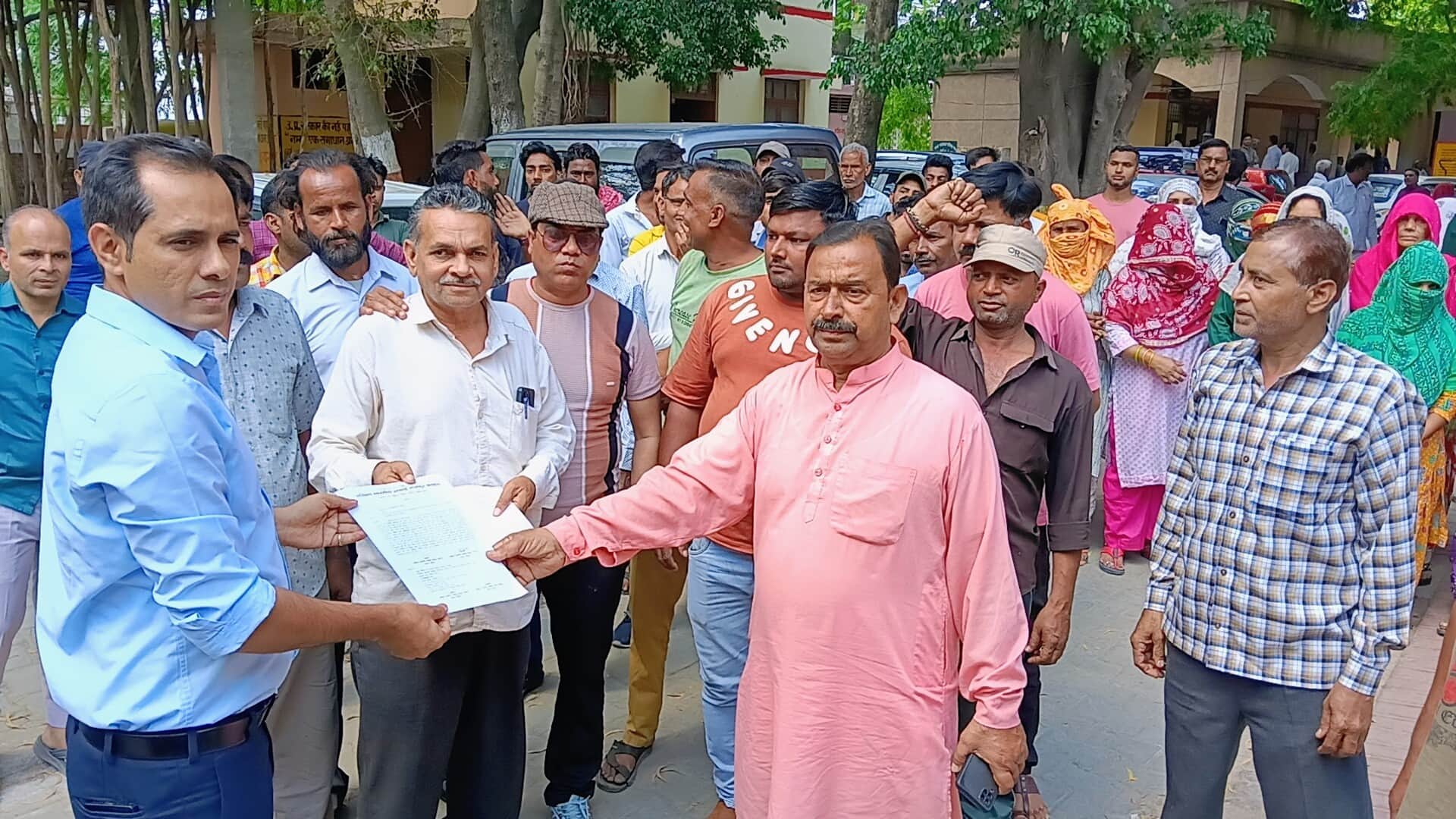 अखिल भारतीय सफाई मजदूर कांग्रेस के पदाधिकारी व पालिका कर्मचारी नायब तहसीलदार को ज्ञापन देते हुए