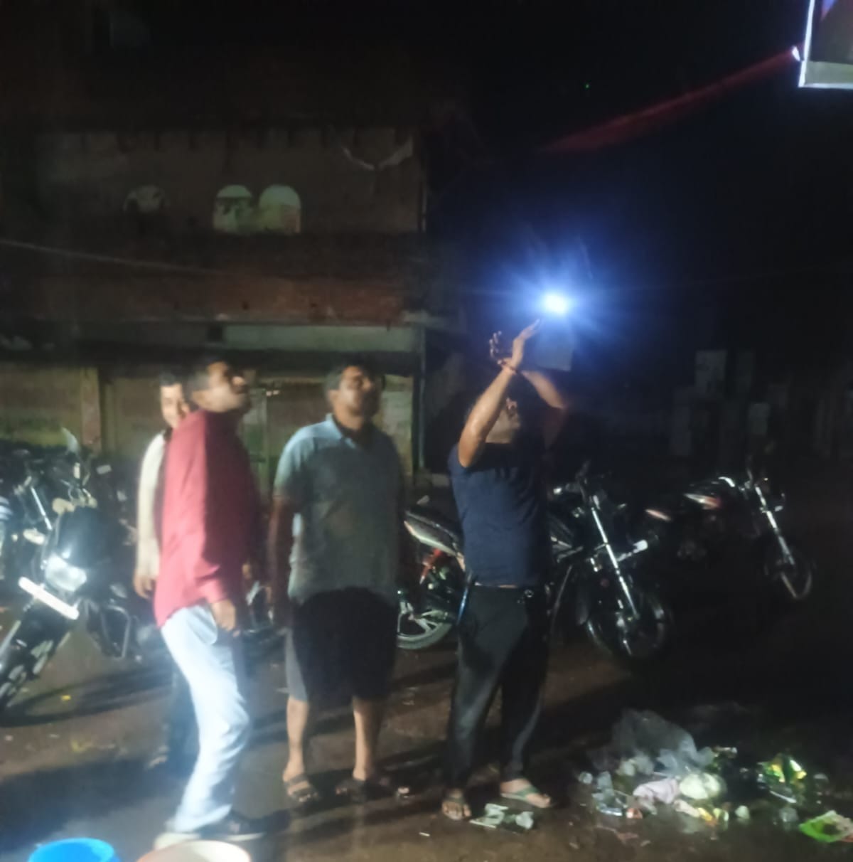 More than 50 faults were caused by the storm and rain, leaving 100,000 people without electricity for 10 hours.