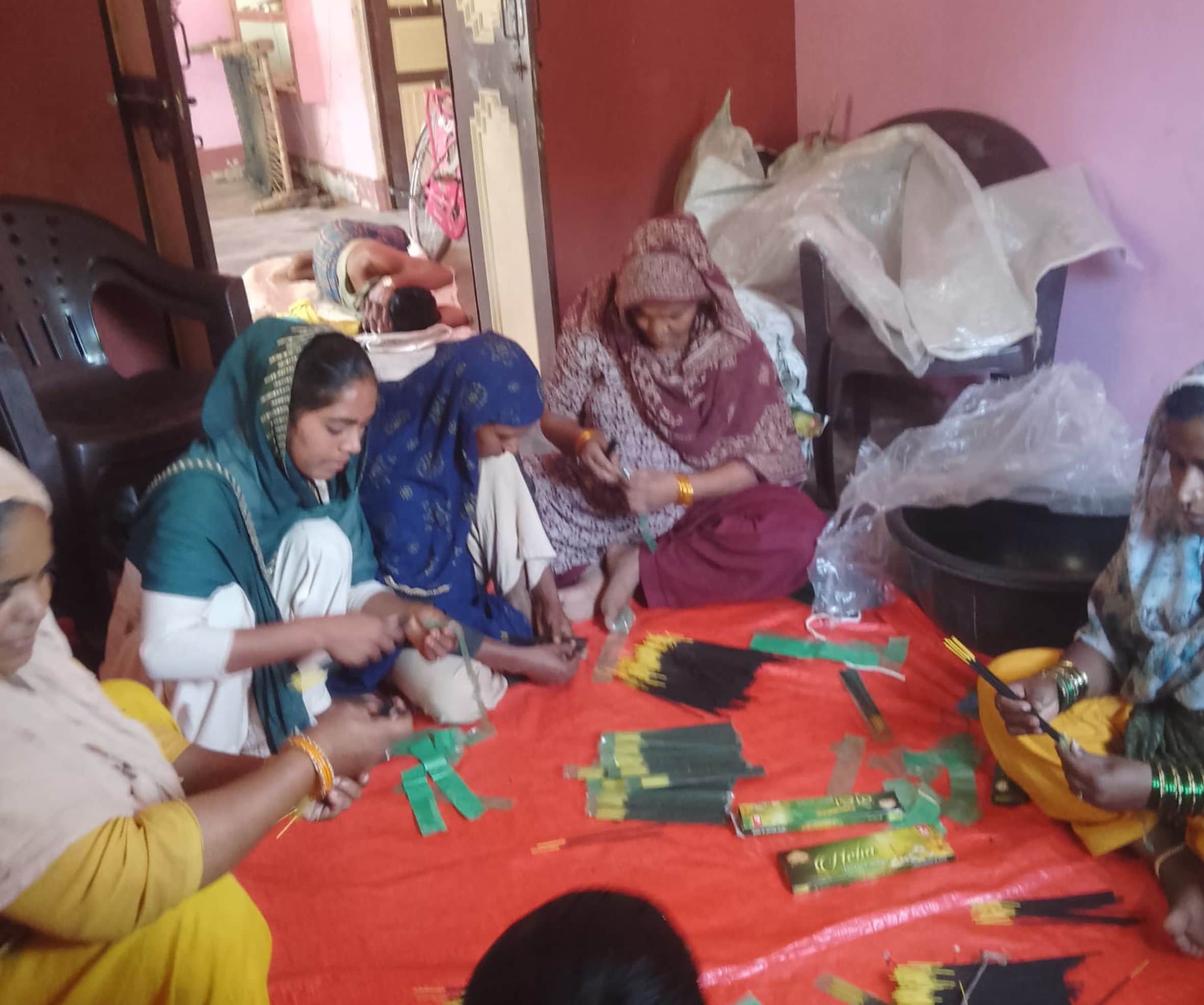 अमेठी के दादूपुर में अगरबत्ती बनाती समूह की महिलाएं। स्रोत: स्वयं