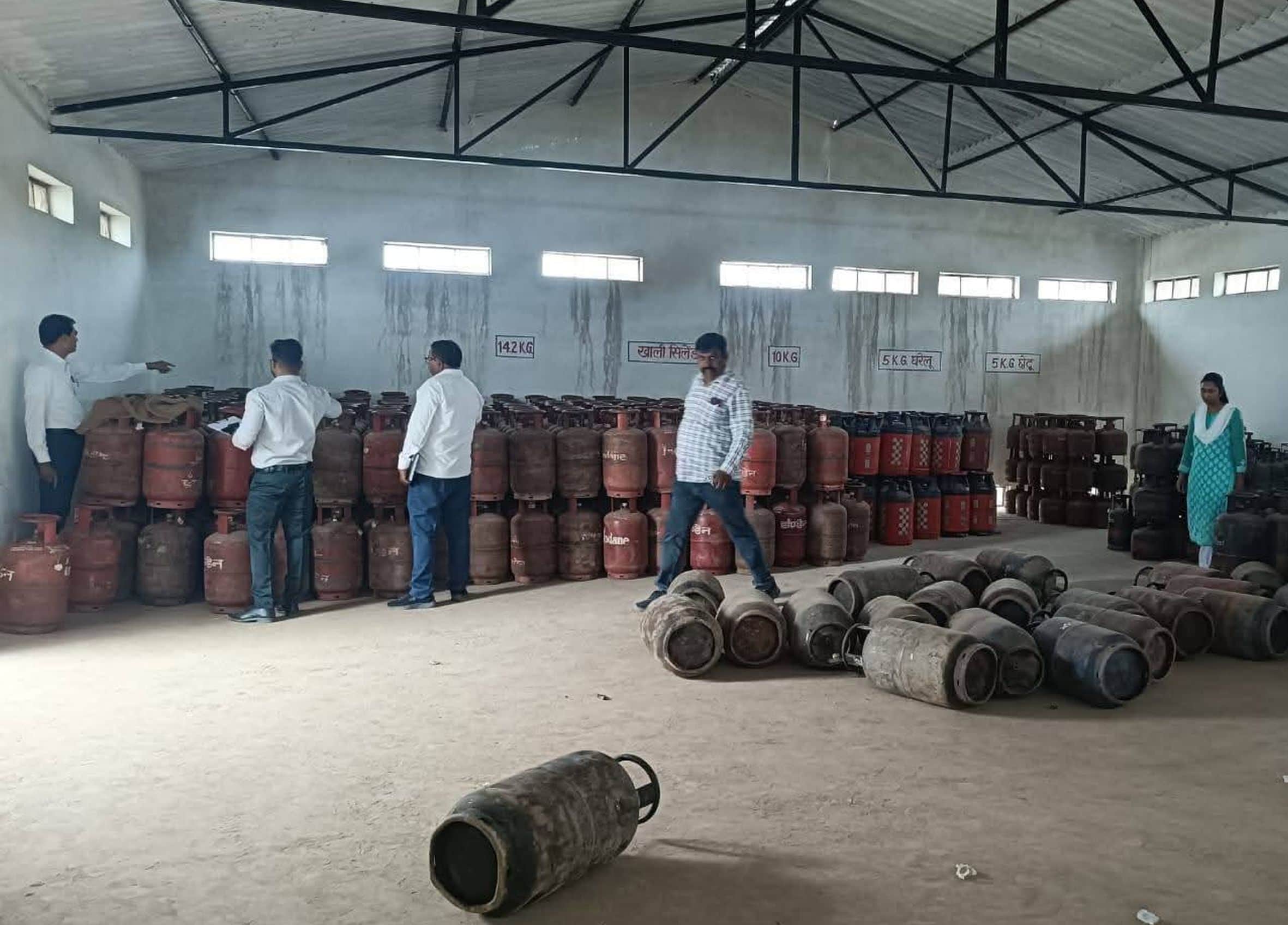 अमेठी में प्रकाश गैस एजेंसी पर जांच करते अधिकारी। स्रोत: स्थानीय नागरिक