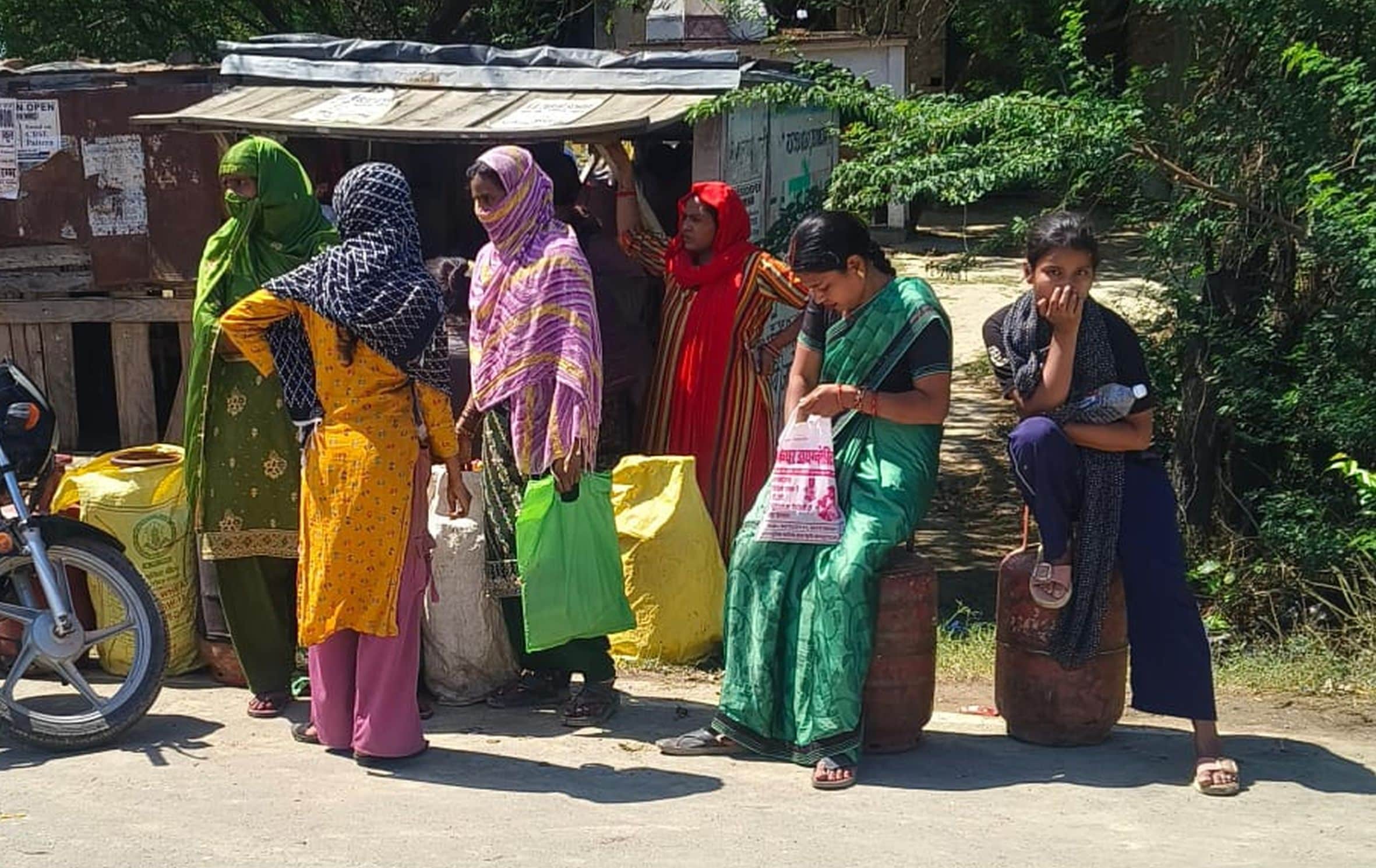 अमेठी में दुर्गापुर रोड के गोदाम सिलिंडर लेने के लिए मौजूद महिलाएं। -संवाद