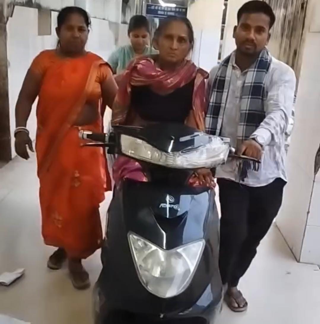 अनुग्रह नारायण मगध मेडिकल कॉलेज अस्पताल में इलाज कराने परिजन मरीज को स्कूटी से लेकर जाते