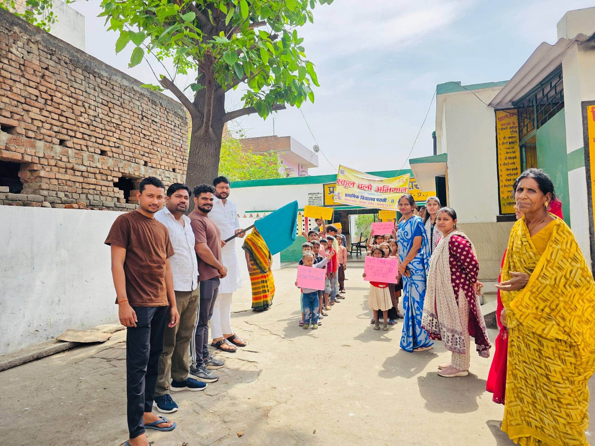 अनपरा क्षेत्र के परासी में स्कूल चलो अभियान में शामिल लोग।स्रोत स्वयं