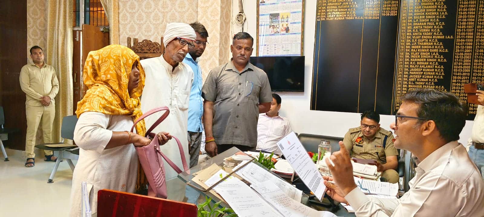 अपने कार्यालय में आयोजित समाधान शिविर में लोगों की समस्या का समाधान करते एसडीएम विजय कुमार या