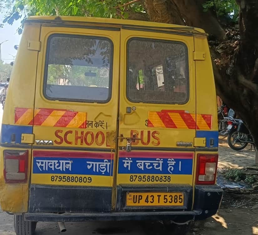 अदम गोंडवी मैदान के सामने खड़ी स्कूल वैन के दरवाजे की टूटी कुंडी। -संवाद