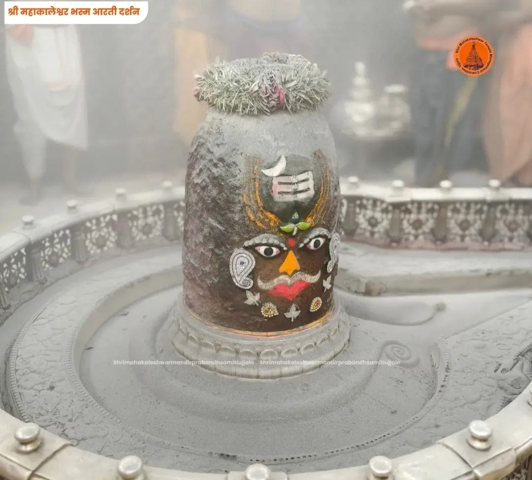 Baba Mahakal adorned cannabis, Tripund and moon Bhasma Aarti, today gave darshan.