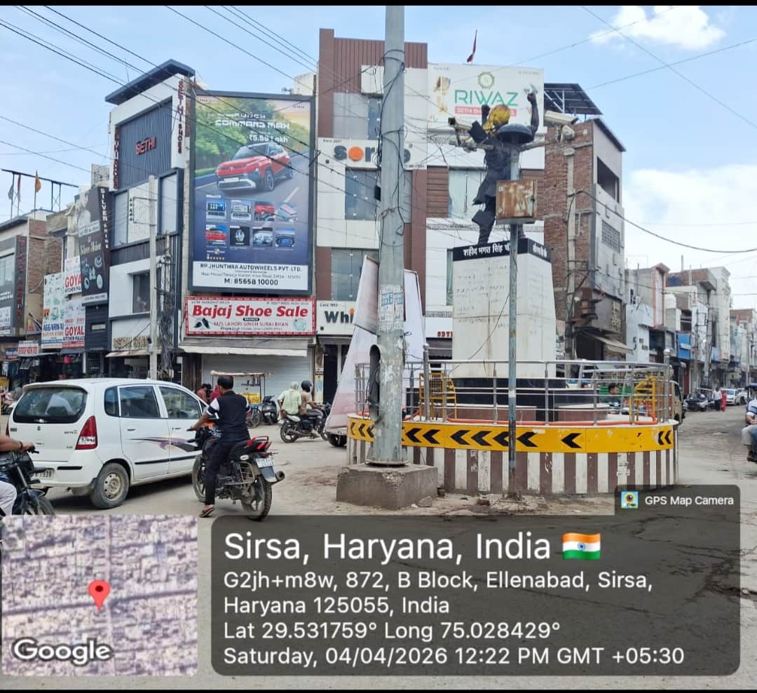 भगत सिंह चौक पर अवैध रूप से भवनों पर लगाए गए होर्डिंग। संवाद