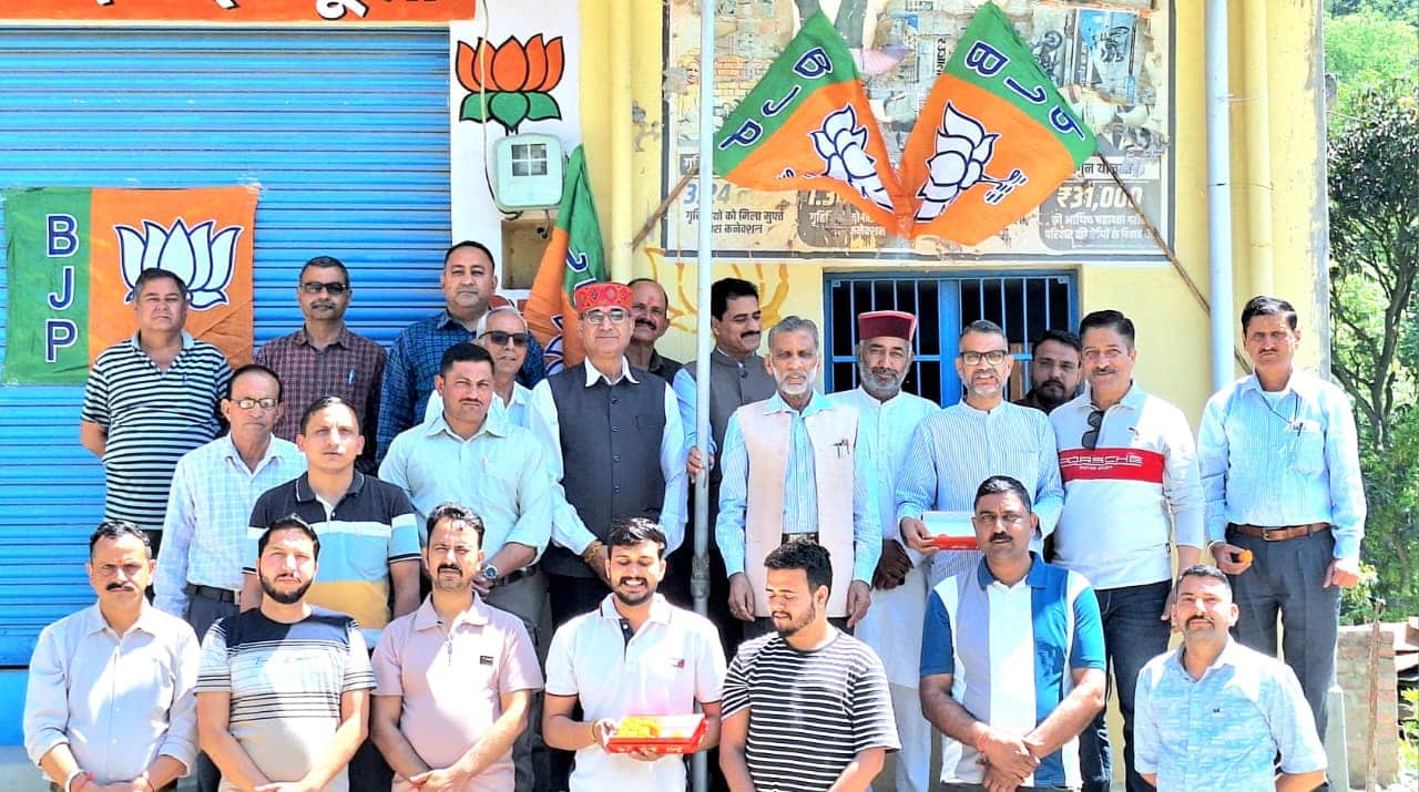 भाजपा के स्थापना दिवस पर झंडूता में आयोजित कार्यक्रम में मौजूद विधायक जीत राम कटवाल। स्रोत: भाज