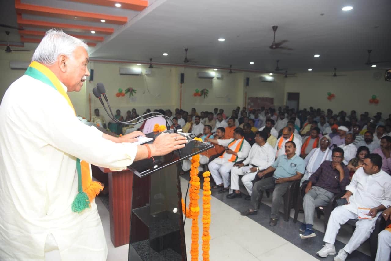 भाजपा कार्यालय में कार्यकर्ताओं को संबोधित करते जिलाध्यक्ष अकबाल बहादुर तिवारी। स्रोत: संगठन 